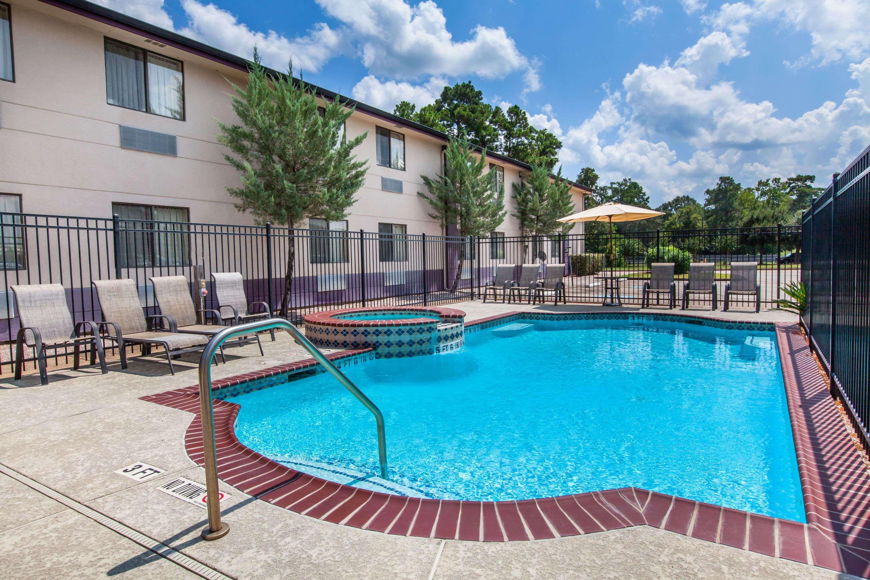 Hotel Super 8 By Wyndham Cleveland Tx Exterior foto