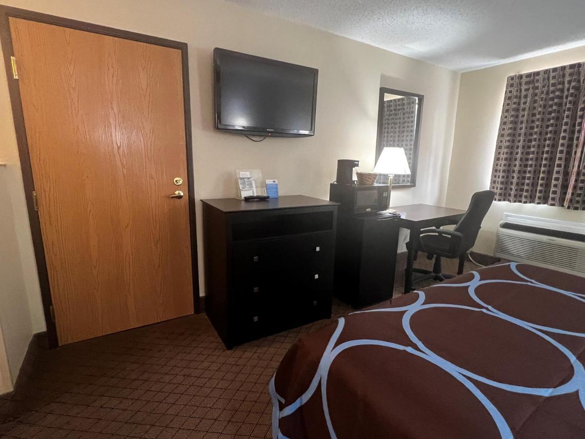 Hotel Super 8 By Wyndham Cleveland Tx Exterior foto