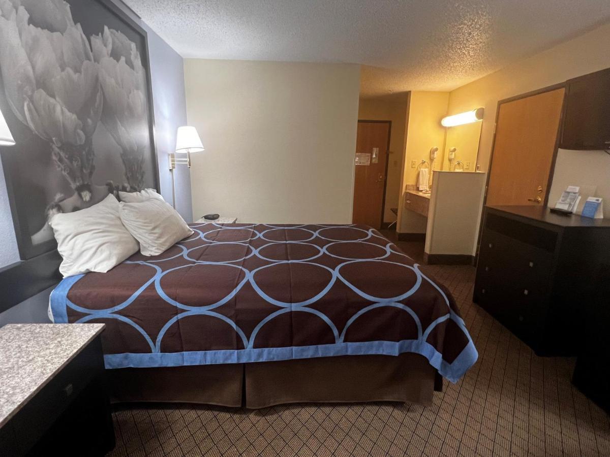 Hotel Super 8 By Wyndham Cleveland Tx Exterior foto